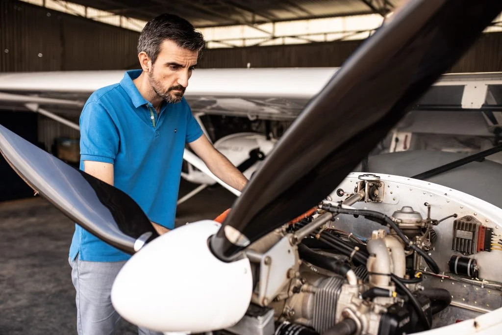 piloto revisando motor avión
